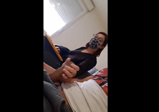 Während er geil war, half ihm seine Schwester dabei, kräftig zu ejakulieren