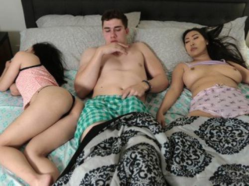 Can't sleep peacefully because of my mother and my lustful sister Can't sleep peacefully because of my mother and my lustful sister