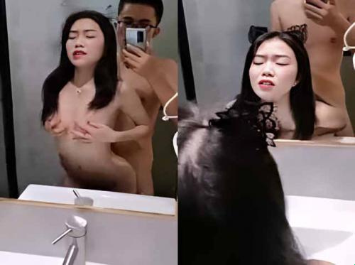 Pareja joven parada frente al espejo follándose Pareja joven parada frente al espejo follándose