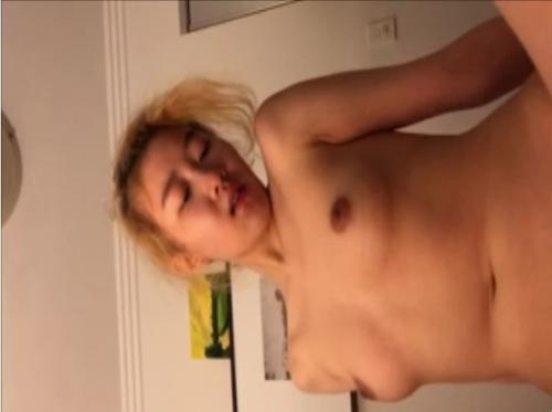 Een student neuken met kleding van hoge kwaliteit Een student neuken met kleding van hoge kwaliteit